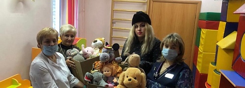 Библиотека Кольцово передала первые «Коробки храбрости» маленьким пациентам