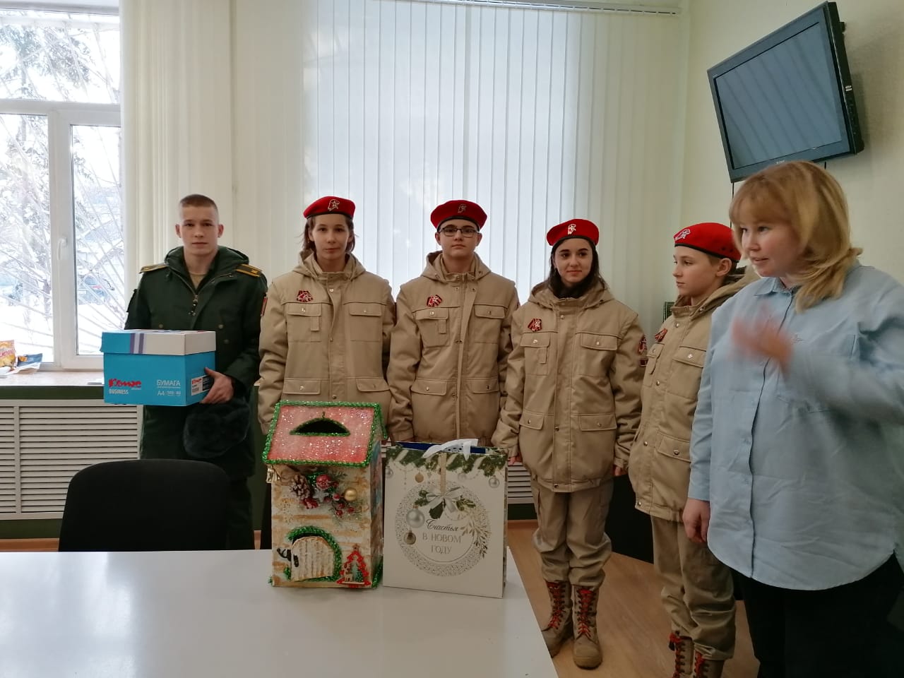 Кольцовцы отправили новогодние письма в военный госпиталь