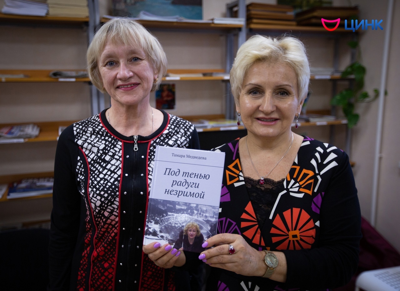 Местная поэтесса подарила библиотеке Кольцово сборник своих стихов