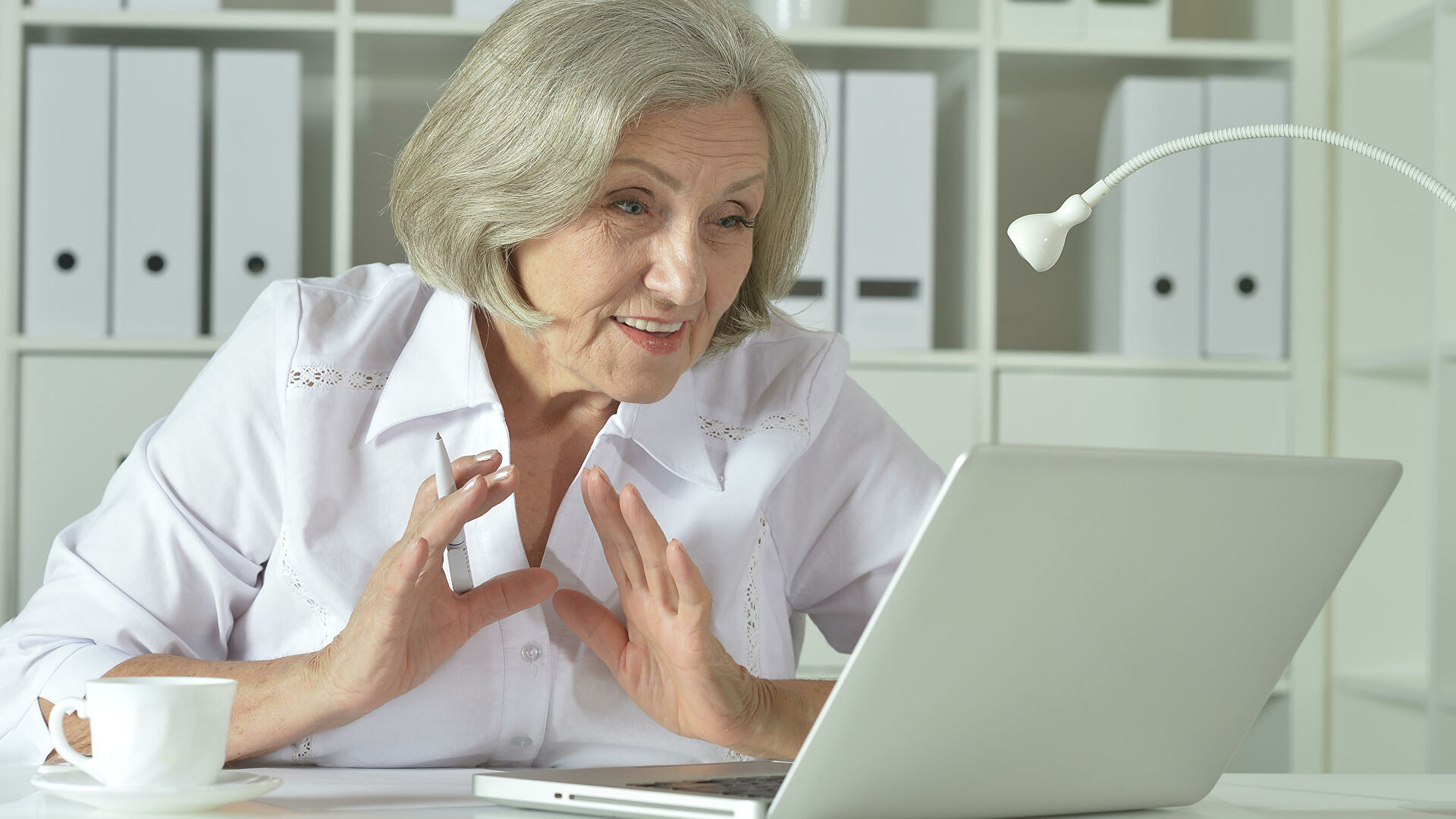 Работа пенсионеры женщины без оформления. Пожилая женщина. Пожилая женщина с ноутбуком. Пожилая женщина в офисе. Пожилая женщина за компьютером.